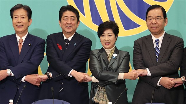 Šinzó Abe (druhý zleva) a Juriko Koikeová (druhá zprava) v průběhu debaty ohledně nadcházejících voleb. (8. října 2017)