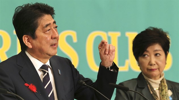 Šinzó Abe mluví, zatímco Juriko Koikeová poslouchá v průběhu předvolební debaty. (8. října 2017)