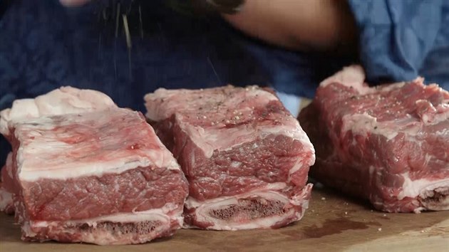 Pozor, vakuum zvýrazní všechny chutě, takže maso byste měli přiměřeně solit i pepřit.