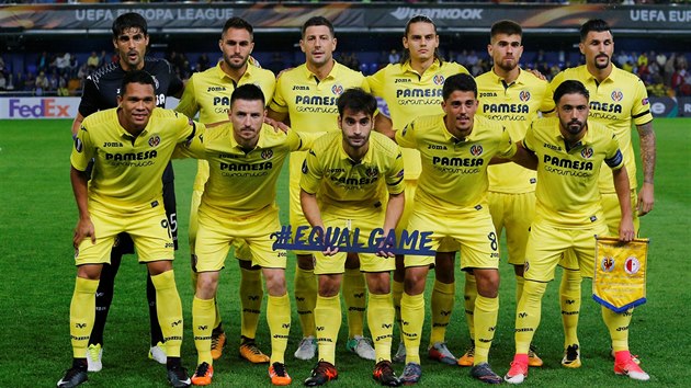 Fotbalist� Villarrealu p�zuj� p�ed utk�n�m Evropsk� ligy proti Slavii.
