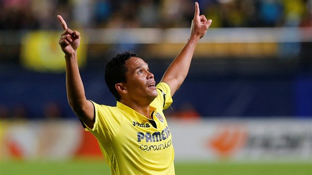 Carlos Bacca z Villarrealu se raduje pot, co v utkn Evropsk ligy proti Slavii vyrovnal na 2:2.