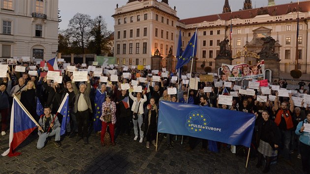 Lid ped Praskm hradem protestovali proti Zemanovi a Babiovi. (17. jna 2017)