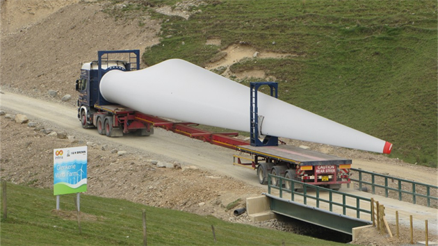Dopravní firma McFaydens Transport se zaměřuje na přepravu obřích částí větrných elektráren.