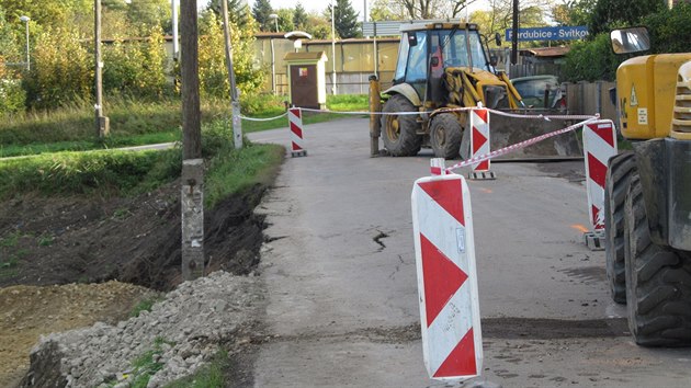 Msto je ohranien a neprjezdn. Kolem dvojice bagr se dostanou jedin cyklist.