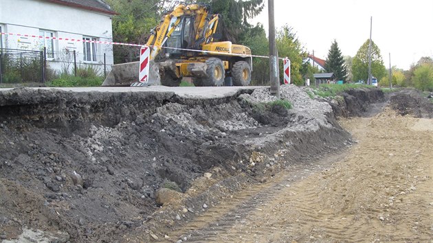 Msto je ohranien a neprjezdn. Kolem dvojice bagr se dostanou jedin cyklist.