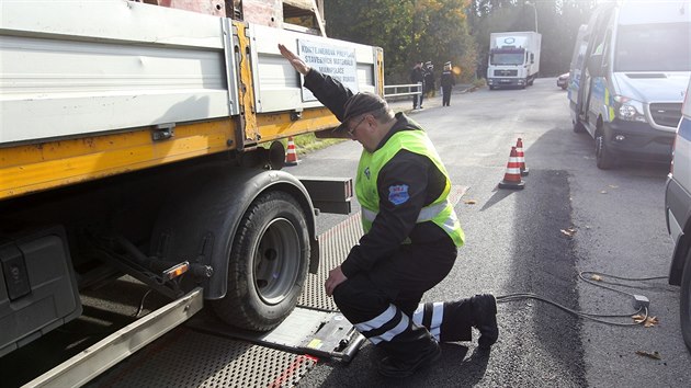 Policist na okraji Jihlavy zskali novou zpevnnou plochu, kde mohou kontrolovat a vit nkladn vozy a kamiony. V ptek pmo na mst v Pvovsk ulici pedvedli ukzku, jak takov silnin kontrola vypad.