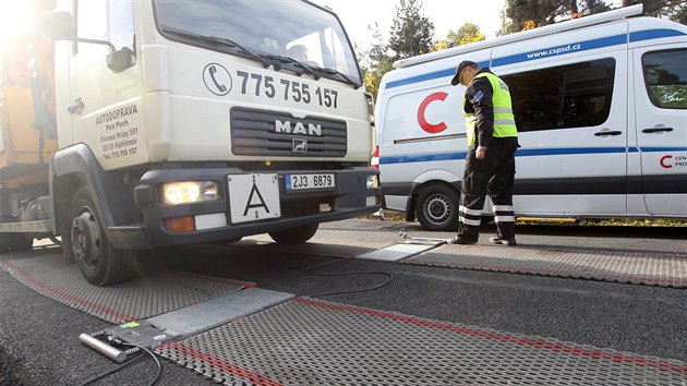 Policist na okraji Jihlavy zskali novou zpevnnou plochu, kde mohou kontrolovat a vit nkladn vozy a kamiony. V ptek pmo na mst v Pvovsk ulici pedvedli ukzku, jak takov silnin kontrola vypad.