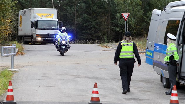 Policist na okraji Jihlavy zskali novou zpevnnou plochu, kde mohou kontrolovat a vit nkladn vozy a kamiony. V ptek pmo na mst v Pvovsk ulici pedvedli ukzku, jak takov silnin kontrola vypad.