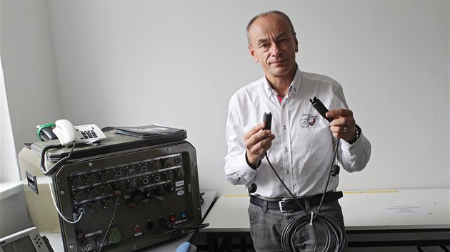 Spolenost Optokon, v jejm ele stoj u od roku 1991 Ji tefl, vyvinula i vlastn speciln konektory pro sv optick kabely, kter jsou ureny do ztench podmnek. Dodv je zejmna k aplikacm pro armdu.