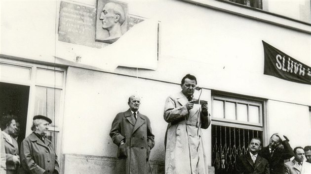V roce 1961 odhalil pamtn desku Jindichu Honzlovi herec Milo Nedbal (stoj ze enkem).
