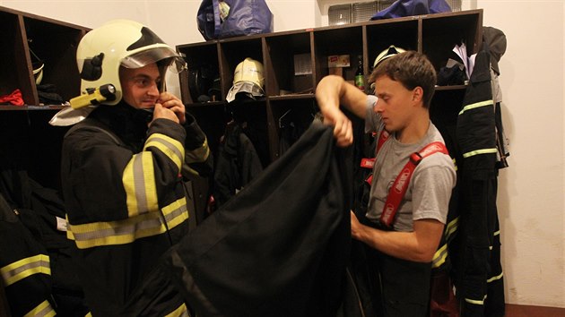 Jakmile zazní poplach, musí se v šatně hasiči ustrojit do zásahového obleku. V oblékání jsou mistři, stanici musí opustit do dvou minut.