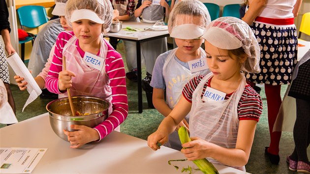 Iniciativa Pestrá strava bez chemie učí školáky, jak si připravit zdravou svačinu.