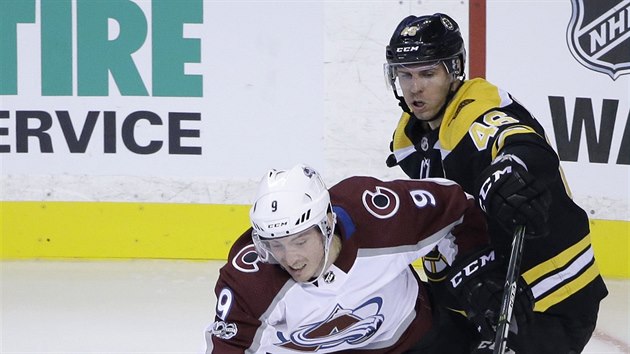 Matt Duchene z Colorada unik, David Krej z Bostonu se ho pokou pibrzdit.