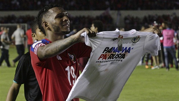 Panamsk fotbalista Alberto Quintero s trikem oslavujcm historick postup na svtov ampiont v Rusku.