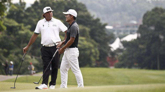 Pat Perez a Kang Song na turnaji CIMB Classic v Malajsii.