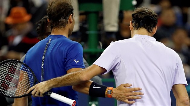 Roger Federer (vpravo) a Rafael Nadal po finle turnaje v anghaji.