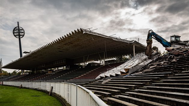 Osmatřicetitunový bagr strhává hlavní tribunu fotbalového stadionu v Hradci Králové (10. 10. 2017).