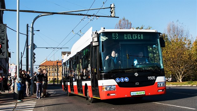 O prvn jzdu trolejbusem po Praze po 45 letech byl mezi lidmi velk zjem.