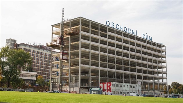 Devítipatrová stavba obchodního domu je od třicátých let minulého století jednou z dominant Zlína, stejně jako například hotel Moskva (v pozadí).