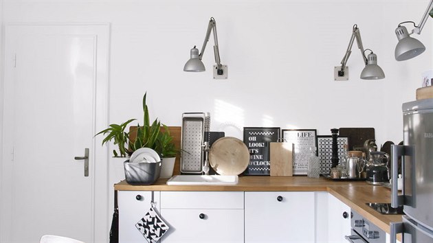 Majitelčiným „patentem“ jsou stolní lampičky netradičně použité na stěně místo horních skříněk. Úložné prostory jí v kuchyni nechybí, má v bytě velkou spíž.