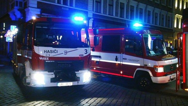 Pražští policisté ve spolupráci s hasiči evakuovali jeden z domů v ulici Skořepka (10. října 2017).