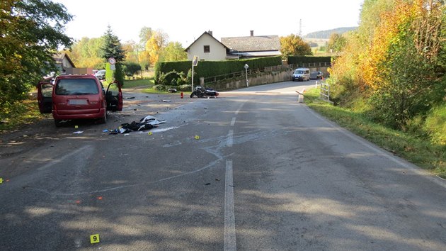 Stet motorke s osobnm autem v Lichkov skonil vnmi zrannmi motocyklisty a jeho spolujezdkyn (15.10. 2017).