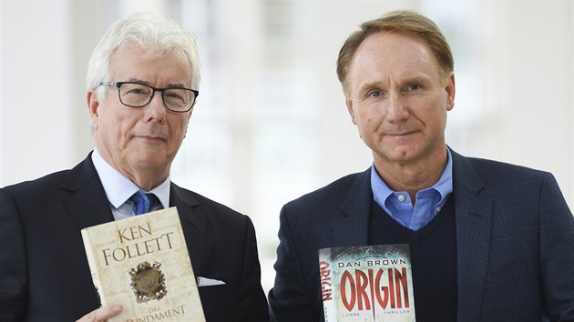 Dvě z největších hvězd frankfurtského knižního veletrhu. Vlevo britský spisovatel Ken Follett, vpravo jeho americký kolega Dan Brown.