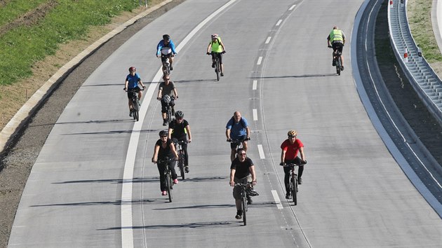 V ter veer na zprovoznnou st obchvatu Tince vjela prvn auta. Jet pedtm si novou silnici mohli bezpen prohldnout bruslai, cyklist i chodci.