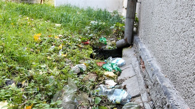 Z b�val� hospody se ve Stra�isku na Prost�jovsku stala ubytovna. Kv�li neust�vaj�c�m probl�m�m chce obec jej� obyvatele p�ipravit o n�rok na doplatek na bydlen�.