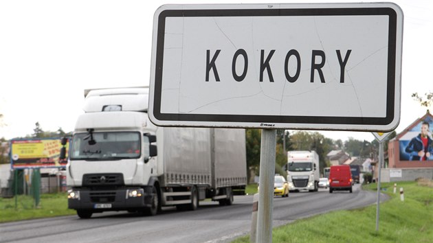 Nekonečné proudy aut každý den ucpávají vesnice na trase z Olomouce do Přerova (snímek z obce Kokory), kde stávající silnice kapacitně vůbec nestačí. Řešením má být stavba čtyřproudé D55.