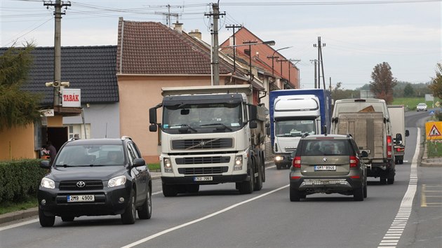 Nekonečné proudy aut každý den ucpávají vesnice na trase z Olomouce do Přerova (snímek z obce Kokory), kde stávající silnice kapacitně vůbec nestačí. Řešením má být stavba čtyřproudé D55.