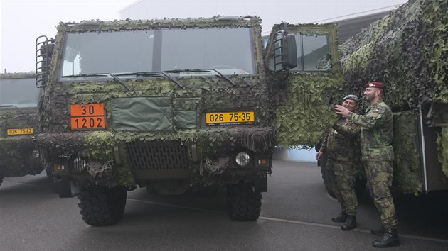 Zstupci dvou jednotek esk armdy si ve tpnov pevzali prvnch pt novch modernizovanch cisternovch automobil CAP-6M1.