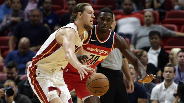 Kelly Olynyk (vlevo) z Miami unik kolem Iana Mahinmiho z Washingtonu.