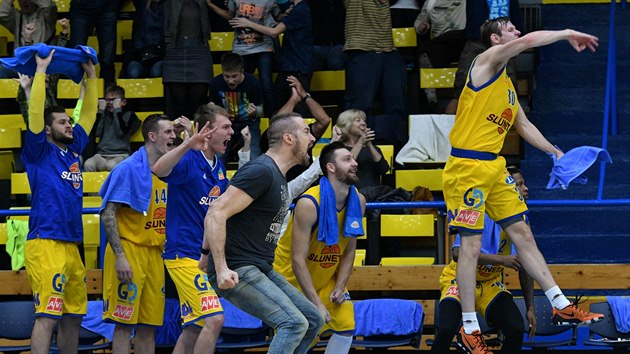 Radost ústeckých basketbalistů z trojky v podání jejich spoluhráče. V civilním oblečení manažer klubu Tomáš Hrubý.