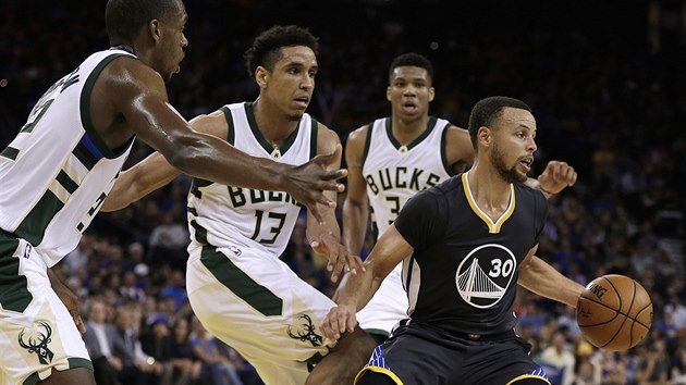 Stephen Curry (vpravo) z Golden State pod tlakem Khrise Middletona, Malcolma Brogdona a Janise Adetokunba (zleva) z Milwaukee.