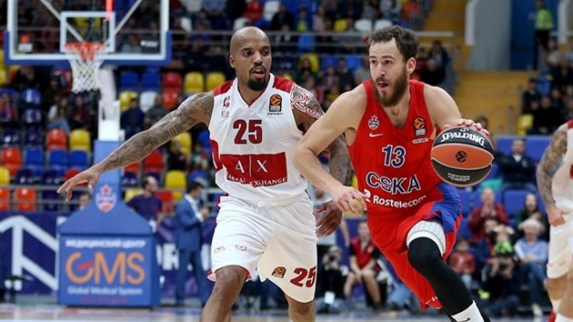 Sergio Rodriguez (v ervenm) z CSKA Moskva unik Jordanu Theodorovi z Olimpie Miln.