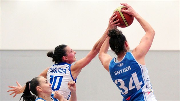 Karlovarsk basketbalistka Dana Kulitov atakuje Chelsea Snyderovou z Trutnova.