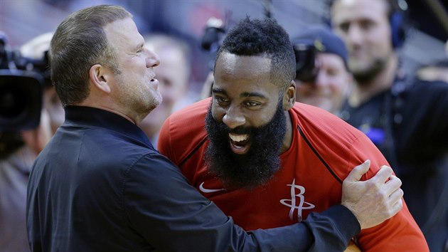 Tilman Fertitta, nov majitel Houston Rockets, se vybavuje se svou hvzdou Jamesem Hardenem.