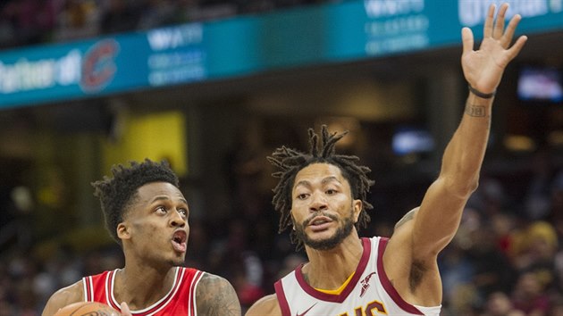 Derrick Rose (vpravo) z Clevelandu brn Antonia Blakeneyho z Chicaga.