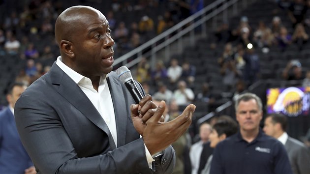 Magic Johnson hovo k fanoukm ped zpasem LA Lakers v Las Vegas.