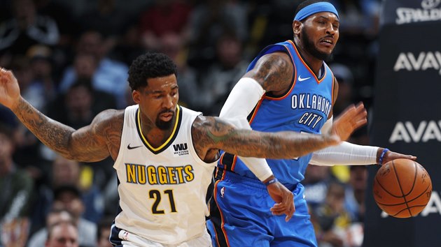 Wilson Chandler (vlevo) z Denveru atakuje Carmela Anthonyho z Oklahoma City.