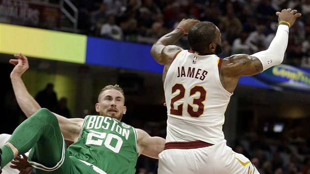 Gordon Hayward (vlevo) z Bostonu pad v souboji s LeBronem Jamesem z Clevelandu