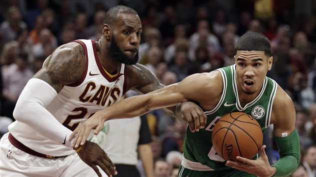 Jayson Tatum (vpravo) z Bostonu se sna uniknout LeBronu Jamesovi z Clevelandu.