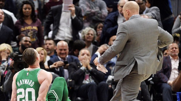 Gordon Hayward z Bostonu sed a palubovce se zlomenm kotnkem. Pibh k nmu zdravotn pomoc.