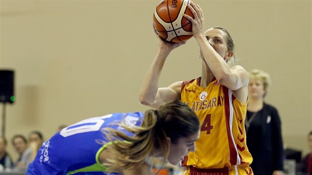 Allie Quigleyov (vpravo) z Galatasaray Istanbul stl pes padajc Martu Xargayovou z USK Praha.