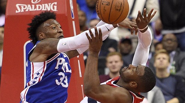 Robert Covington (vlevo) z Philadelphie atakuje Johna Walla z Washingtonu.