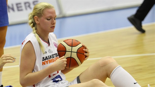 Nymbursk basketbalistka Petra Bakajsov v duelu se Szekszrdem.