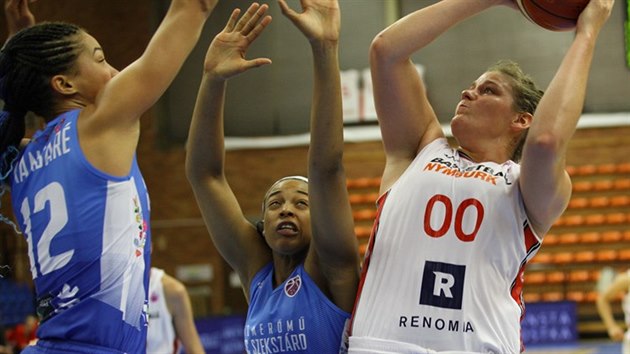 Nymbursk basketbalistka Kyara Linskensov (vpravo) pod tlakem Eriky McCallov (uprosted) a Anny Mansarov ze Szekszrdu.
