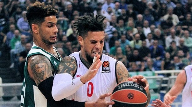 Zach Auguste (vlevo) z Panathinaikosu Atny brn Daniela Hacketta z Bambergu.