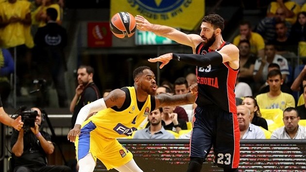 Toko engelija (vpravo) z Baskonie pihrv kolem DeShauna Thomase z Maccabi Tel Aviv.